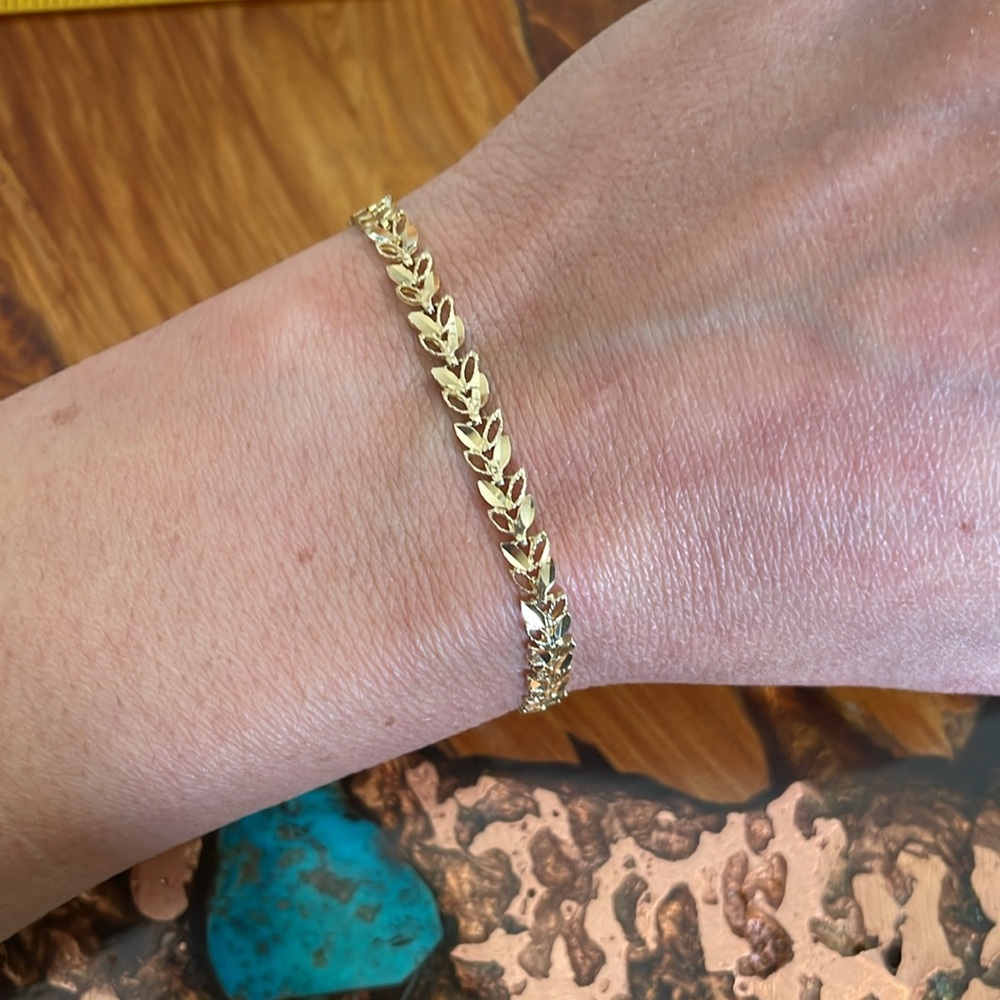 "Nature's Embrace: 14K Gold Leaf Design Bracelet, 7.25 Inches"